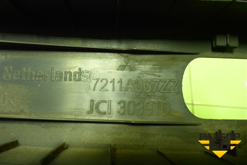 Обшивка стойки центральная верхняя левая (7211A067ZZ) для Mitsubishi Colt с 2004г