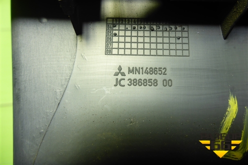 Накладка внутренняя (на консоль правая) (MN148652) для Mitsubishi Colt с 2004г