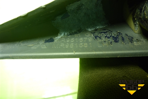 Накладка двери передней левой уголок (MR951579) для Mitsubishi Colt с 2004г