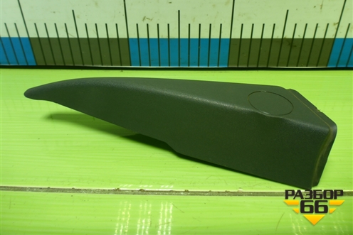 Накладка двери передней правой уголок (MR951580) для Mitsubishi Colt с 2004г