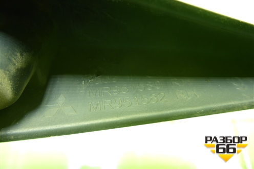 Накладка двери передней правой уголок (MR951580) для Mitsubishi Colt с 2004г
