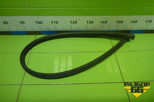 Уплотнитель капота (на решетку стеклоочистителей) для Peugeot 408 с 2012г