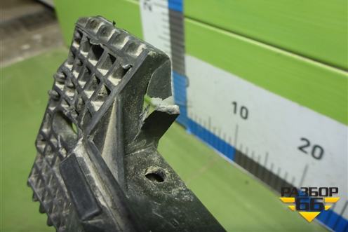 Кронштейн решетки стеклоочистителей (9671675380) для Peugeot 408 с 2012г