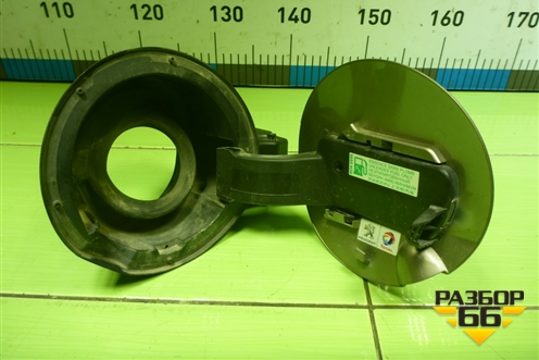 Лючок бензобака (9802640080) для Peugeot 408 с 2012г