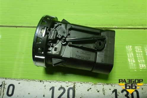 Дефлектор воздушный центральный (9658515377) для Peugeot 408 с 2012г