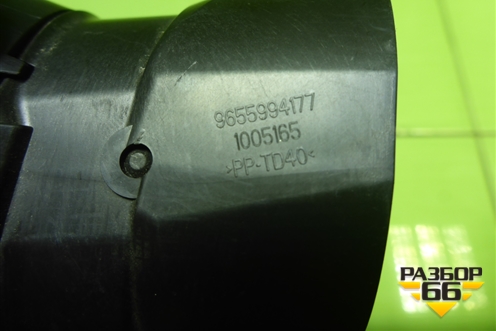 Дефлектор воздушный правый (9655994177) для Peugeot 408 с 2012г