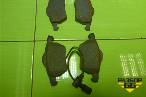 Колодки тормозные передние (новые) (4A0698151C) для Audi A6 (C4) с 1994-1997г (А6)