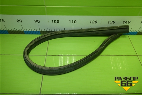 Уплотнитель капота (на решетку стеклоочистителей) для Opel Corsa D с 2006-2014г (Корса Д)