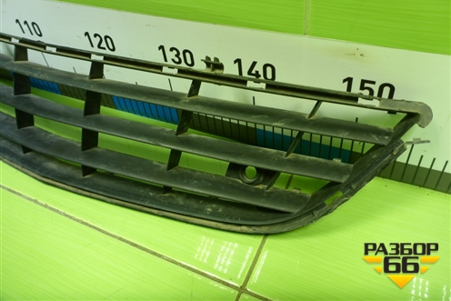 Решетка в передний бампер центральная (13179942) для Opel Corsa D с 2006-2014г (Корса Д)