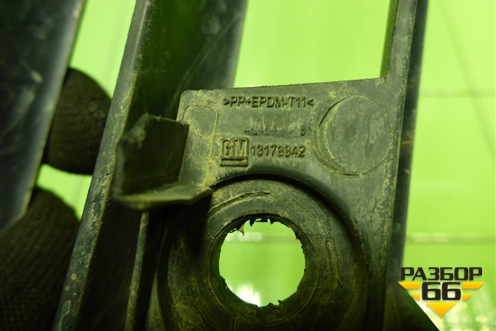 Решетка в передний бампер центральная (13179942) для Opel Corsa D с 2006-2014г (Корса Д)