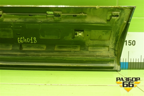 Накладка двери задней правой (7P6854950H) для Volkswagen Touareg с 2010-2018г (Туарег)