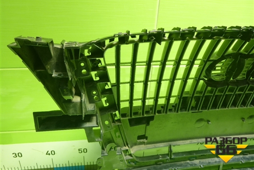 Решетка радиатора (после 2012г под парктроник правый руль) (8R0853651) для Audi Q5 c 2008-2017г (Ку 5)