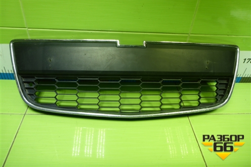 Решетка в передний бампер центральная (95415507) для Chevrolet Aveo (Т300) с 2011г (Авео Т300)