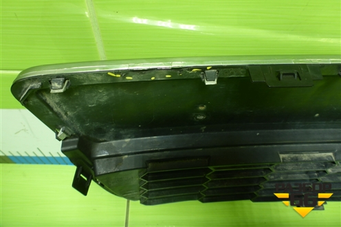 Решетка в передний бампер центральная (95415507) для Chevrolet Aveo (Т300) с 2011г (Авео Т300)