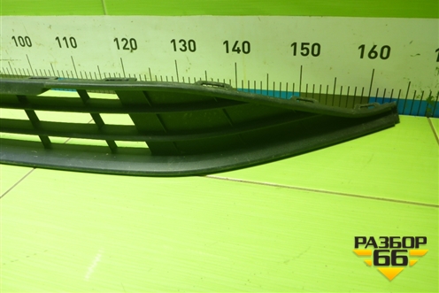 Решетка в передний бампер центральная (не оригинал) для Volkswagen Polo с 2020г (Поло)