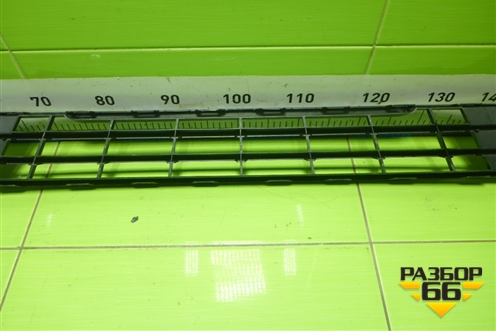 Решетка в передний бампер центральная (не оригинал) для Volkswagen Polo с 2020г (Поло)