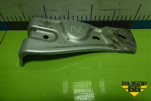 Кронштейн переднего крыла правый (3C0821142) для Volkswagen Passat (B6) с 2005-2010г (Пассат Б6)