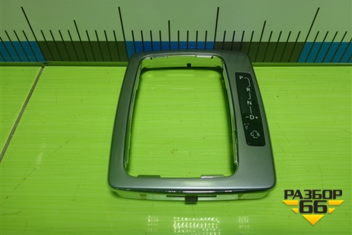 Накладка внутренняя (на кулису) (A2042670488) для Mercedes Benz C-Klass W204 с 2007-2014г (Ц)