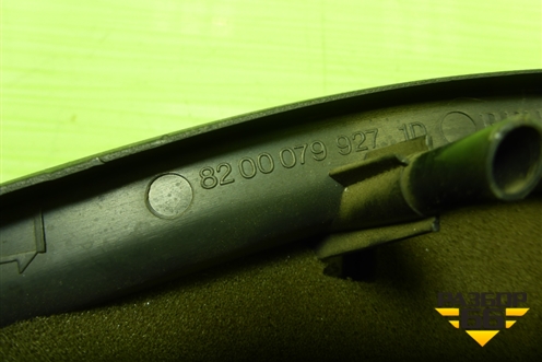 Накладка двери передней правой уголок (8200079927) для Renault Megane 2 с 2002-2009г (Меган)