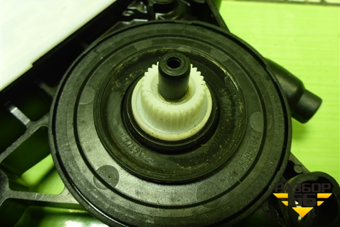 Моторчик стеклоподъёмника задний правый (5Q0959812A) для Skoda Octavia (A7) с 2013г (Октавия)