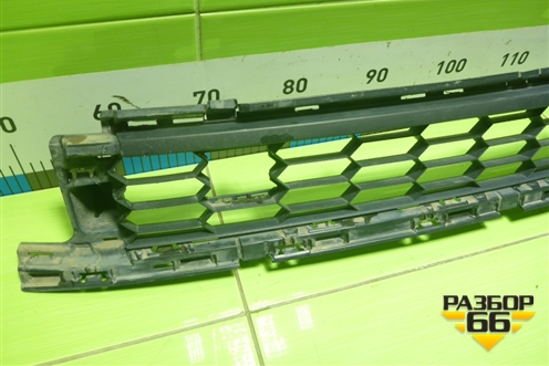 Решетка в передний бампер центральная для Skoda Karoq с 2017г (Карок)