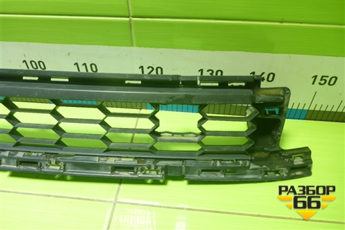 Решетка в передний бампер центральная для Skoda Karoq с 2017г (Карок)