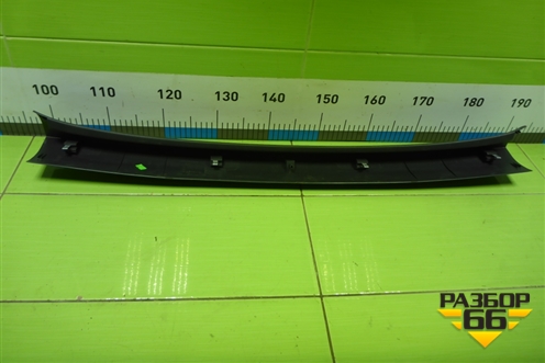 Обшивка двери багажника (верхняя часть) (7L6867685) для Volkswagen Touareg c 2002-2010г (Туарег)