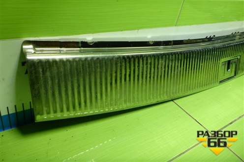 Обшивка багажника на заднюю панель (7L6863459E) для Volkswagen Touareg c 2002-2010г (Туарег)