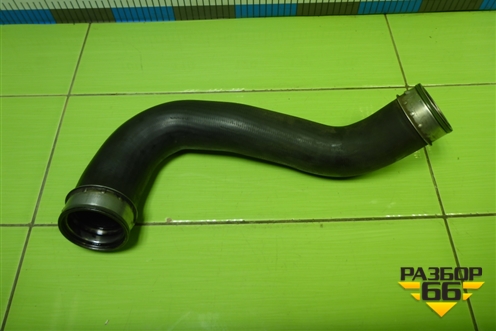 Патрубок интеркулера резиновый для Volkswagen Touareg c 2002-2010г (Туарег)