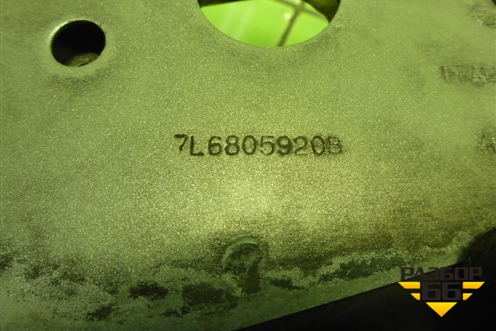 Кронштейн переднего крыла правый (7L6805920B) для Volkswagen Touareg c 2002-2010г (Туарег)