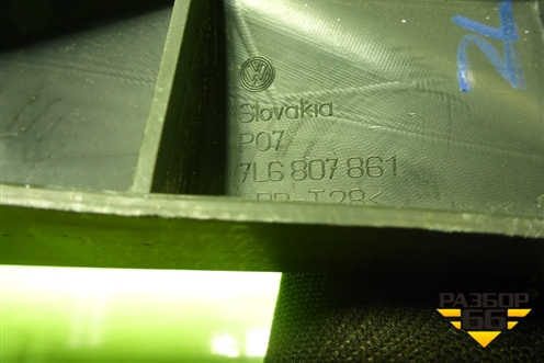 Кронштейн заднего бампера левый (под фонарь) (7L6807861) для Volkswagen Touareg c 2002-2010г (Туарег)