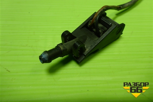 Форсунка омывателя лобового стекла правая (с обогревом) (6E0955986A) для Volkswagen Touareg c 2002-2010г (Туарег)