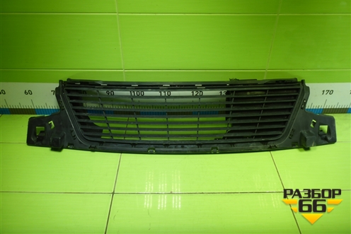 Решетка в передний бампер центральная (622542727R) для Nissan Terrano с 2014г (Терано)