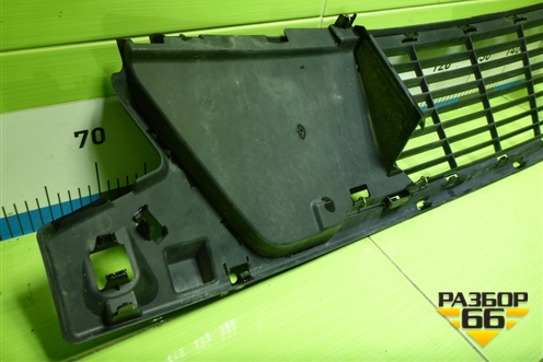 Решетка в передний бампер центральная (622542727R) для Nissan Terrano с 2014г (Терано)