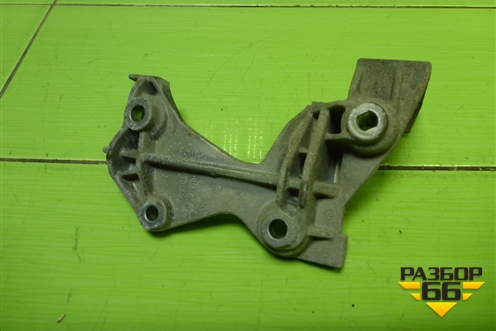 Кронштейн генератора (1.6л H4MD438) (117102094R) для Nissan Terrano с 2014г (Терано)