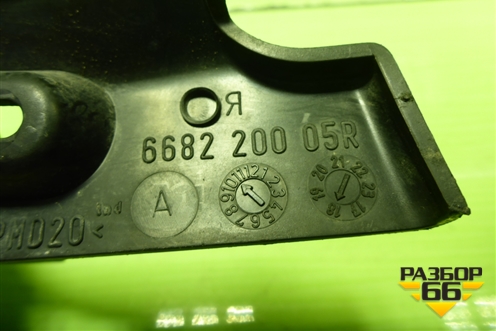 Молдинг лобового стекла правый (нижний) (668220005R) для Nissan Terrano с 2014г (Терано)