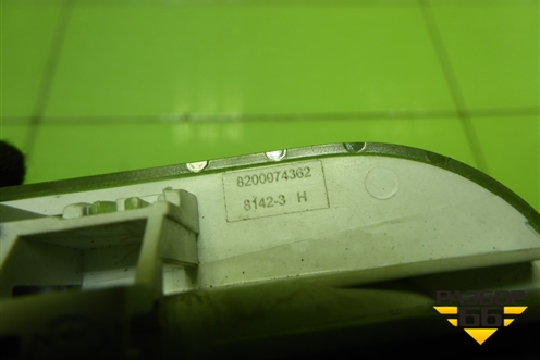 Плафон салонный центральный (8200074362) для Nissan Terrano с 2014г (Терано)