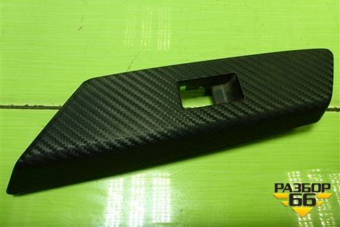 Накладка двери задней левой (на кнопку стеклоподъёмника) (7427242030) для Toyota Rav-4 с 2012-2019г (Рав 4)