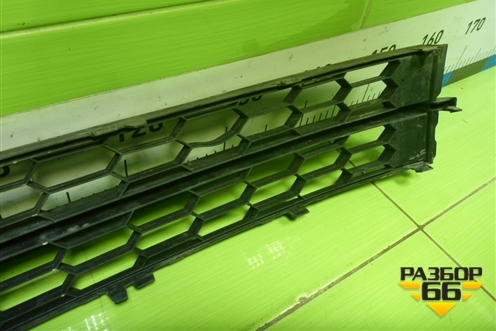 Решетка в передний бампер центральная (60U853677) для Skoda Rapid с 2013г (Рапид)