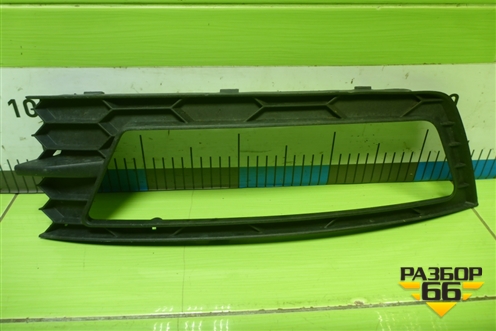 Решетка в передний бампер правая (Под ПТФ) (60U807682) для Skoda Rapid с 2013г (Рапид)